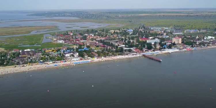 Кровати на пляже за 150 грн., цены на еду и развлечения – тревел-блогеры побывали в Коблево (ВИДЕО)