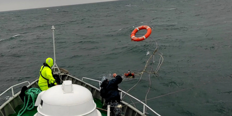 Был сильный ветер и проливной дождь. На Sea Breeze парашютиста унесло в море (ВИДЕО)