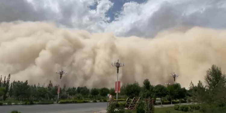 Так засыпало пирамиды? Жуткая песчаная буря накрыла город в Китае (ВИДЕО)