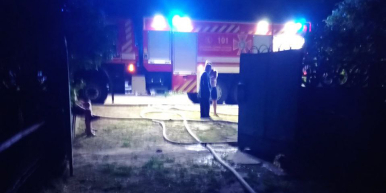 В Кирьяковке огонь уничтожил ВАЗ 2104, мопед, мотоцикл и 2 газонокосилки – и все в одном месте (ФОТО)