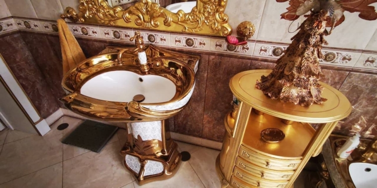 Роскошь и безвкусица. В Ставропольском крае за взятку задержали главного гаишника – и вот что увидели в его дворце (ФОТО)