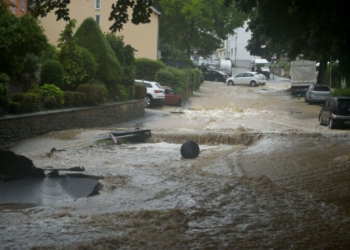 После потопа: киевляне плавали на надувных фламинго и САПбордах (ВИДЕО)