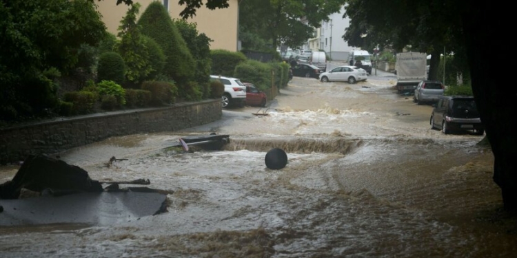 После потопа: киевляне плавали на надувных фламинго и САПбордах (ВИДЕО)