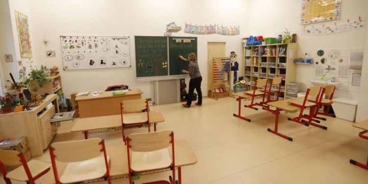 Директор школы обвинила родителей в краже ковра, купленного за их деньги и 4 года пролежавшего в шкафу