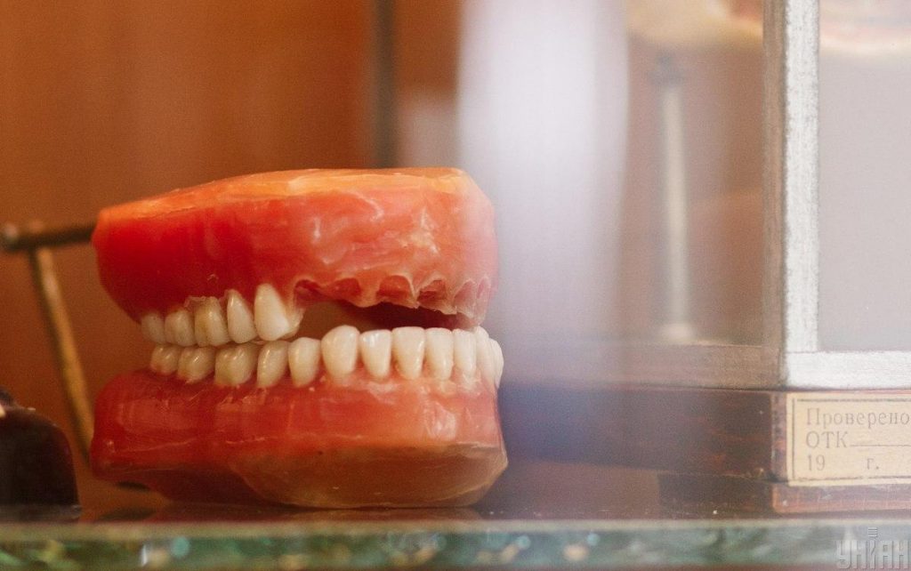 Женщина проникла в стоматологический кабинет и вырвала пациенту 13 зубов 1