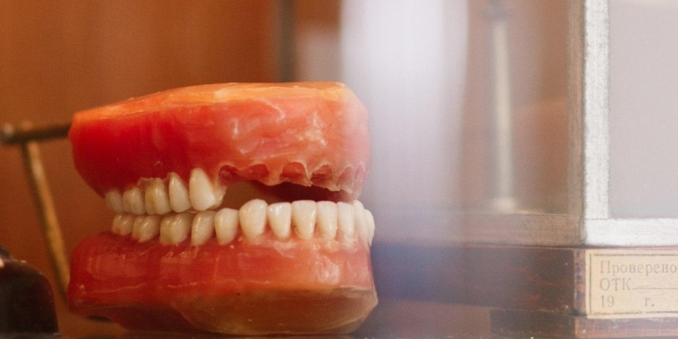 Женщина проникла в стоматологический кабинет и вырвала пациенту 13 зубов