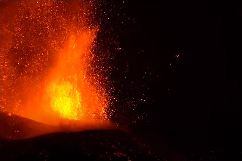 Потрясающее видео - на Сицилии снова разбушевался вулкан Этна (ВИДЕО) 1