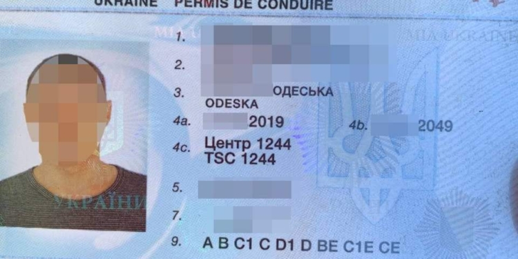 В Николаеве патрульные поймали одесского водителя с поддельными правами (ФОТО)