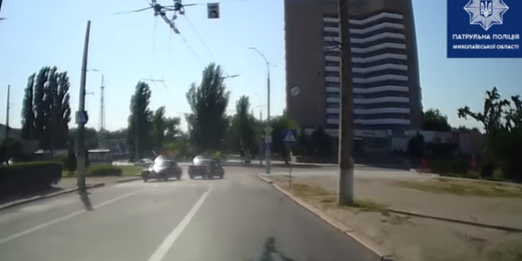 В Николаеве BMW выскочил на встречку возле “Туриста”, ударил  Mitsubishi и удрал (ВИДЕО)