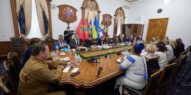 Зеленский хочет привлечь местные власти к решению жилищных проблем семей воинов, погибших на Донбассе