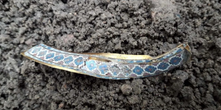 В Киеве возле Софийского собора нашли древнее золотое украшение