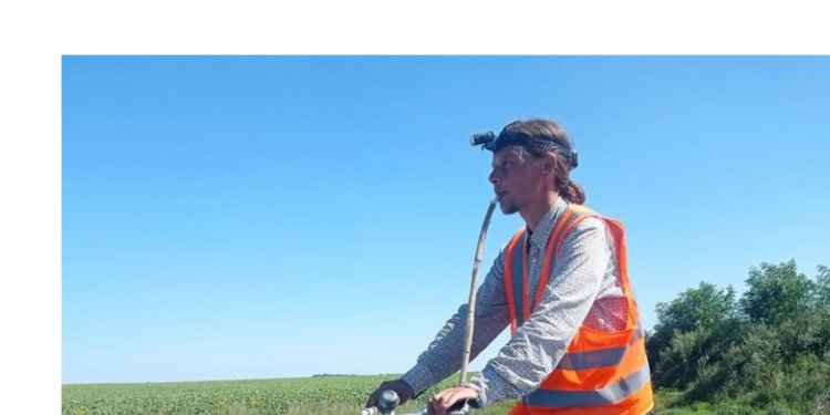 Играя на сопилке, вмонтированной в велосипед, – николаевец проехал от Первомайска до Тернополя