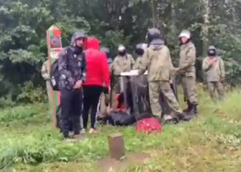“Че стоим, давай вперед”. На белорусской границе люди в камуфляже подгоняют нелегальных мигрантов в сторону Литвы (ВИДЕО)