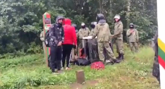 “Че стоим, давай вперед”. На белорусской границе люди в камуфляже подгоняют нелегальных мигрантов в сторону Литвы (ВИДЕО)