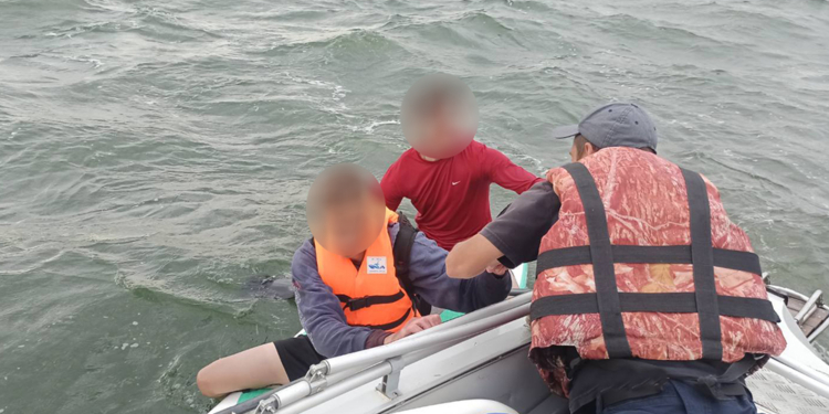 Николаевские спасатели “поймали” 4 человек, унесенных ветром в море (ФОТО)