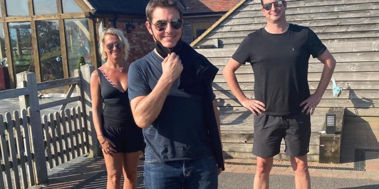 Миссия оказалась выполнима: Том Круз посадил свой вертолет в саду английской семьи, потому что опаздывал (ФОТО)