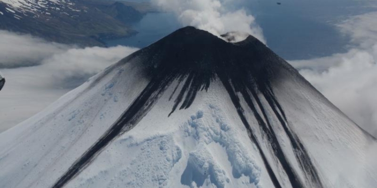 Впервые за 7 последних лет на Аляске одновременно извергаются три вулкана