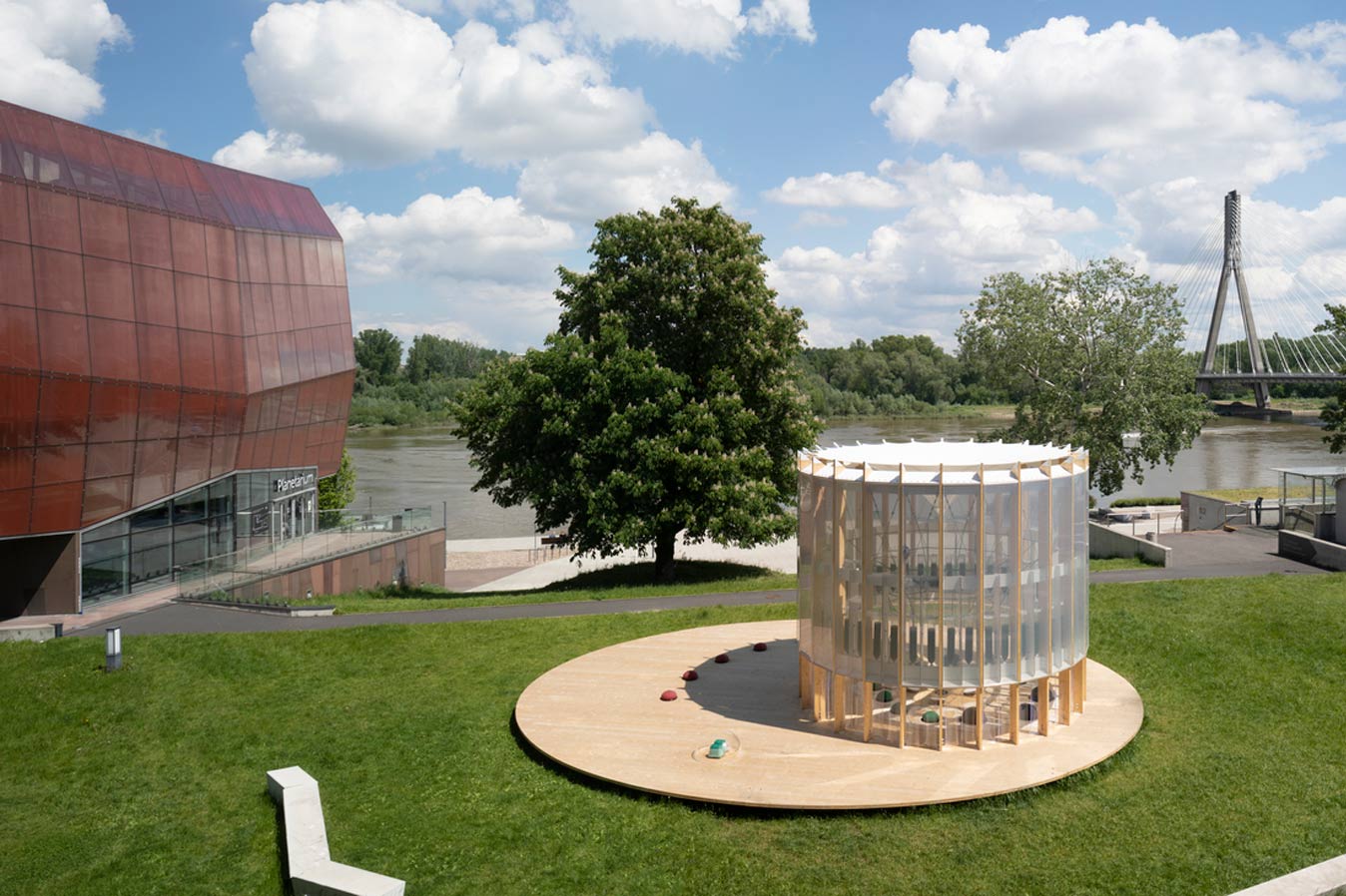 В Варшаве создали первое в мире детское игровое пространство, воздух в котором очищается с помощью водорослей