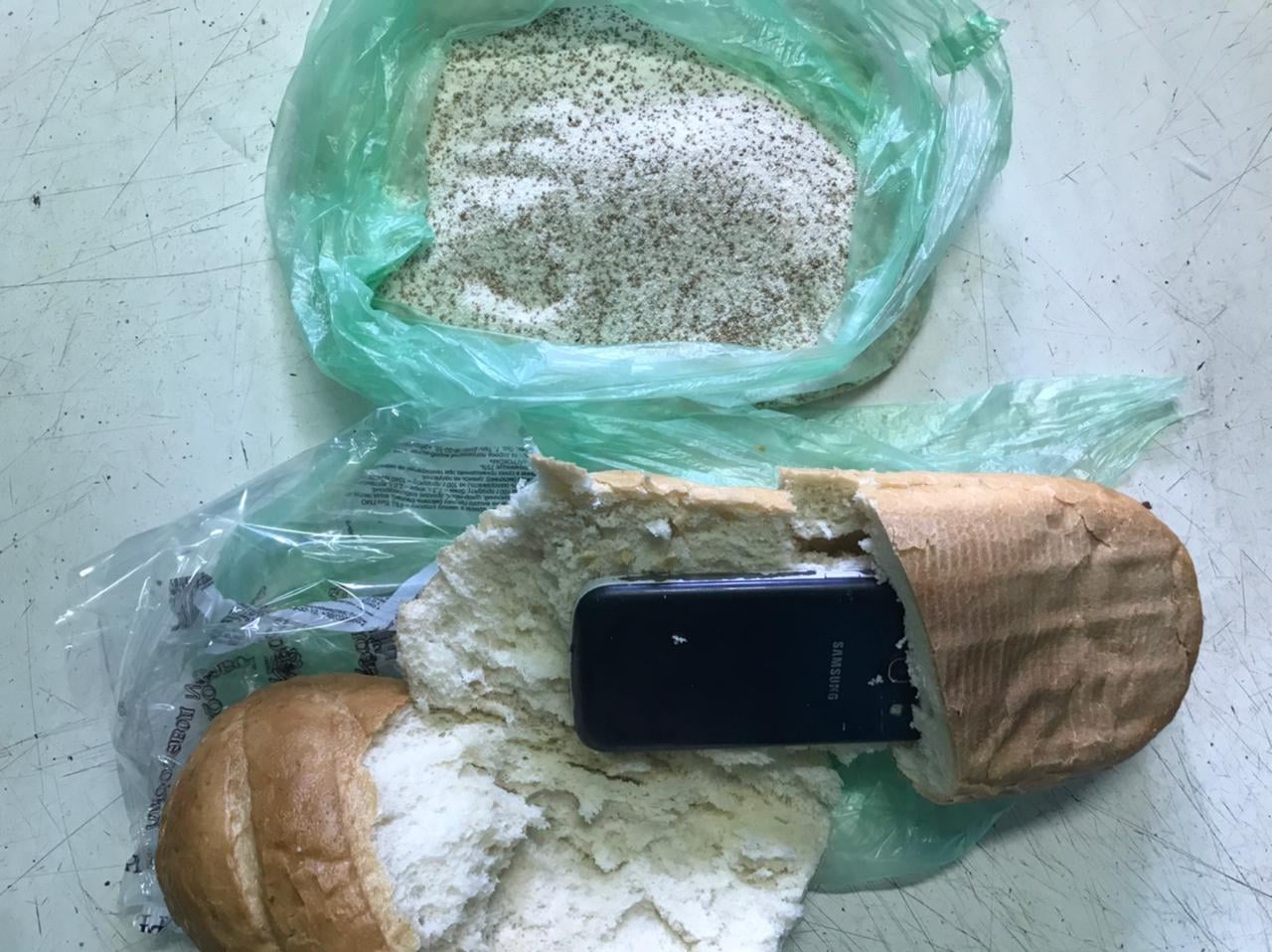 Мобилка в батоне и сухие дрожжи, перемешанные с манкой: в Снигиревскую колонию пытались доставить запрещенные предметы (ФОТО)