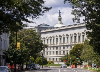 В США задержали мужчину, который требовал встречи с Байденом и угрожал взорвать пикап у Капитолия