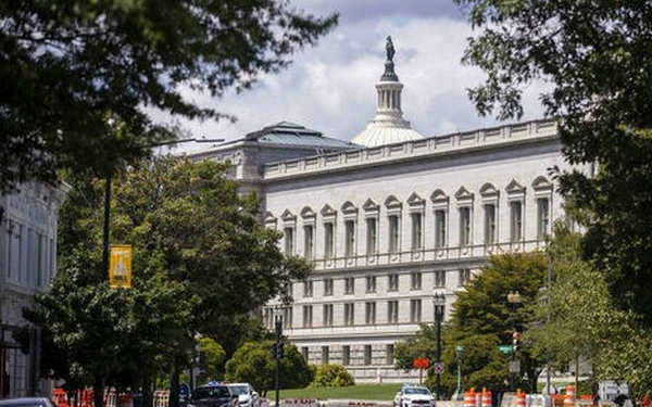 В США задержали мужчину, который требовал встречи с Байденом и угрожал взорвать пикап у Капитолия