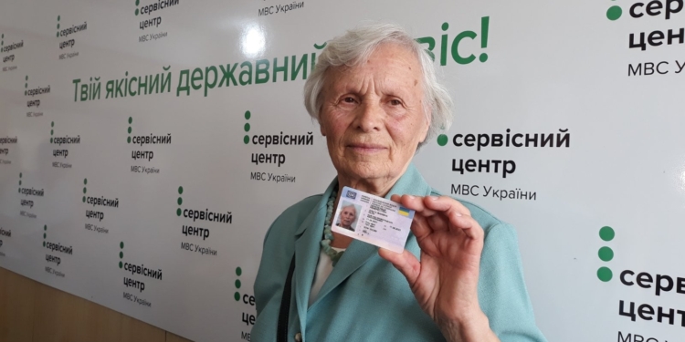 В Николаеве 79-летняя женщина получила первые в своей жизни водительские права (ФОТО)
