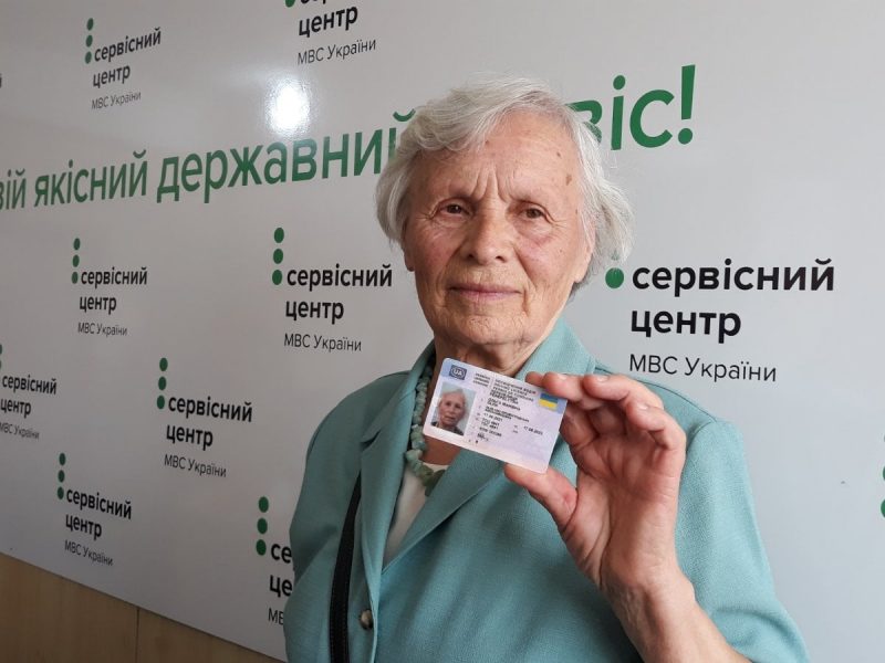 В Николаеве 79-летняя женщина получила первые в своей жизни водительские права (ФОТО)