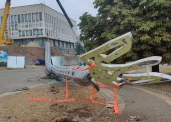 В Херсоне упал установленный к 30-летию Независимости Украины флагшток под большой Государственный флаг (ФОТО, ВИДЕО)