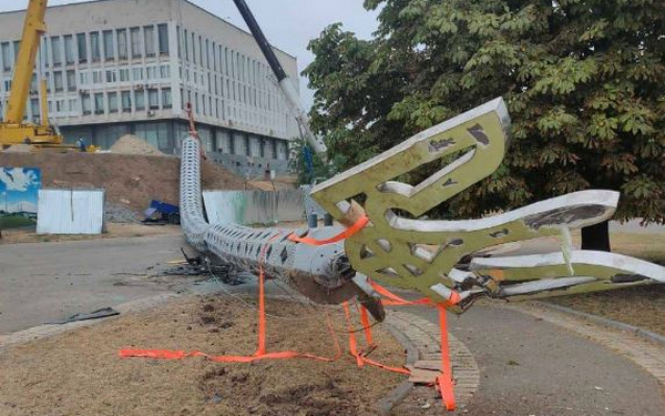 В Херсоне упал установленный к 30-летию Независимости Украины флагшток под большой Государственный флаг (ФОТО, ВИДЕО)