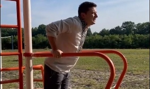 Зеленский 30 раз отжался в вышиванке – челлендж от Президента (ВИДЕО)