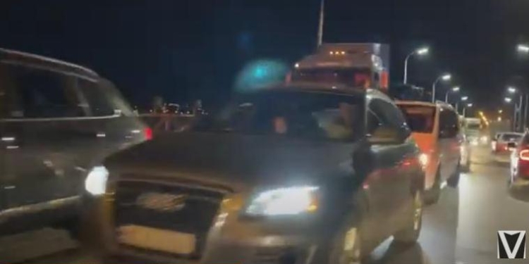 Ночной ад на Варваровском мосту: реверсное движение, несмотря на обещание прекратить во время праздников ремонтные работы (ВИДЕО)