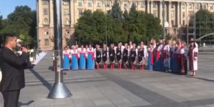 Пусть и не самый большой. На Соборной площади Николаева подняли Государственный флаг (ВИДЕО)