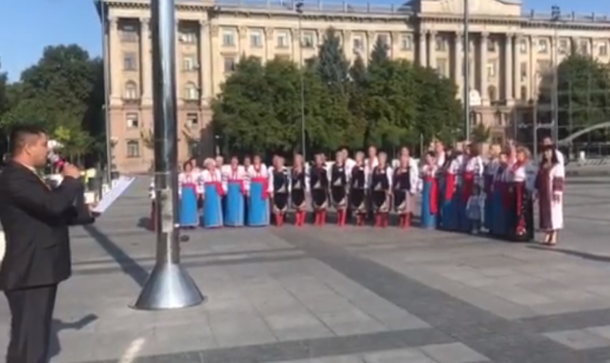 Пусть и не самый большой. На Соборной площади Николаева подняли Государственный флаг (ВИДЕО) 1