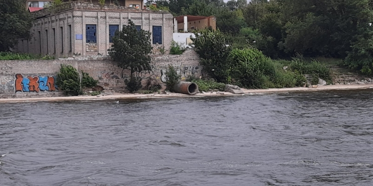 Несколько выходящих на воду труб и свалки: в Николаеве с воды обследовали береговую линию Заводского района (ФОТО)