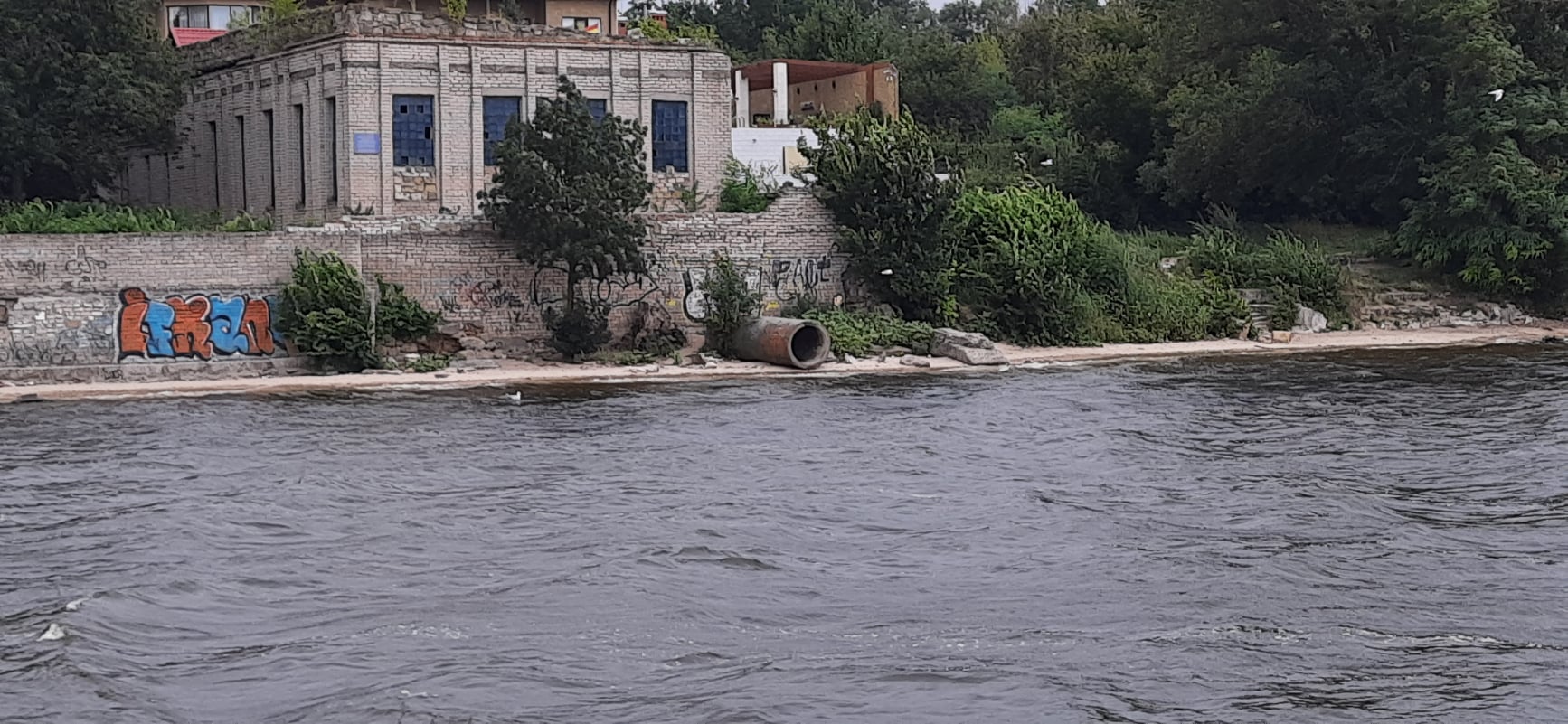 Несколько выходящих на воду труб и свалки: в Николаеве с воды обследовали береговую линию Заводского района (ФОТО)