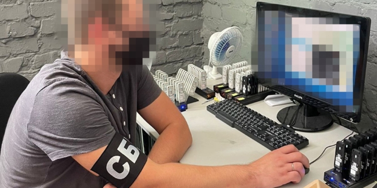 В Киеве накрыли бото-ферму на 15 тысяч аккаунтов, которая критиковала «Крымскую платформу» (ФОТО)