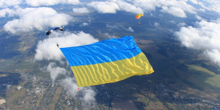 Есть рекорд! В небе над Киевом парашютист развернул самый большой флаг Украины (ФОТО)