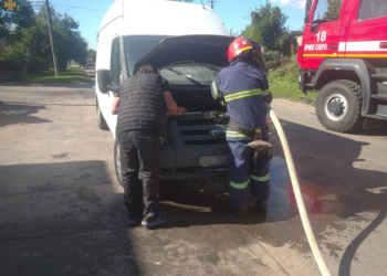 В Кривом Озере тушили микроавтобус – вспыхнул из-за неисправностей электросистемы