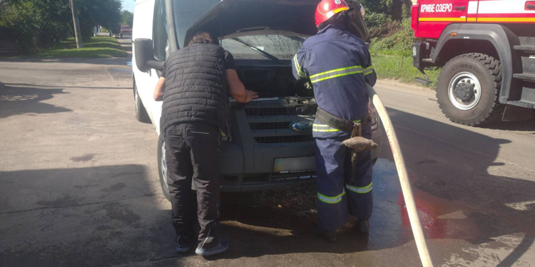 В Кривом Озере тушили микроавтобус – вспыхнул из-за неисправностей электросистемы