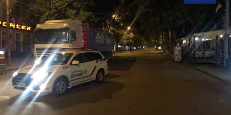 «Сами мы не местные»: в Николаеве патрульные привлекли к ответственности водителя, который на грузовике хотел “срезать” через Соборную (ФОТО)