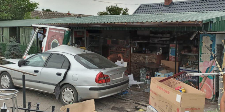 На Николаевщине ранним утром Mitsubishi врезался в магазин – пострадала пассажир авто (ФОТО)