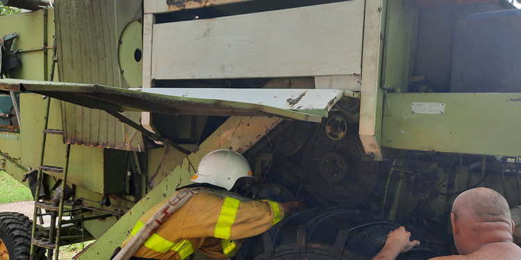 На Николаевщине во время уборочной прямо в поле загорелся комбайн (ФОТО)