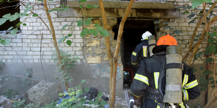 В Николаеве тушили пожар в брошенном недострое (ФОТО, ВИДЕО)