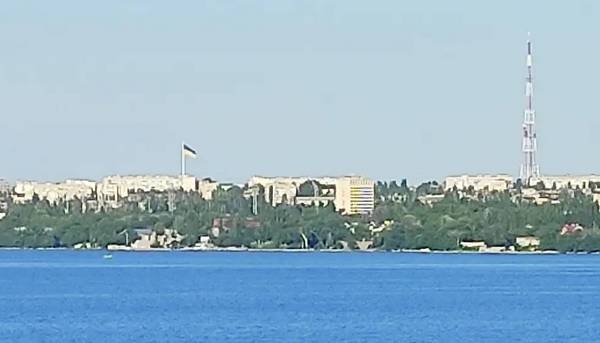 В Николаеве пробно подняли Большой Государственный флаг на 72-метровом флагштоке (ФОТО)