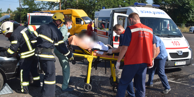 ДТП в Николаеве у «Эпицентра»: пострадали женщина и мужчина, их доставили в больницу (ФОТО, ВИДЕО)