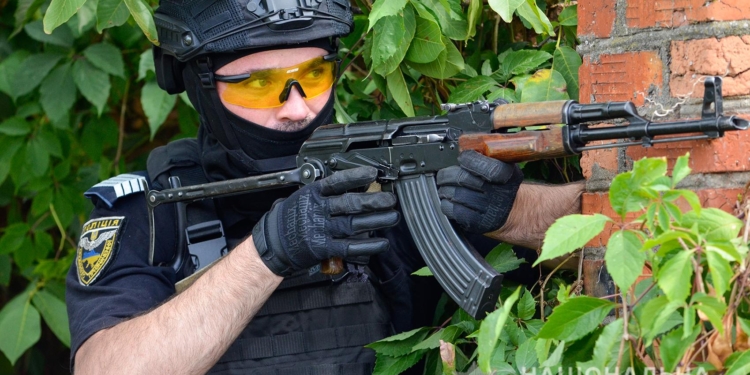 Задержание вооруженных преступников, обезвреживание взрывчатки, штурм здания – как и чему учились полицейские в Николаеве (ФОТО, ВИДЕО)