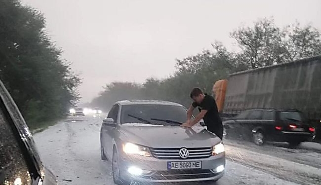 Снежный август: на обочинах трассы Одесса-Николаев сугробы мелкого града (ВИДЕО)