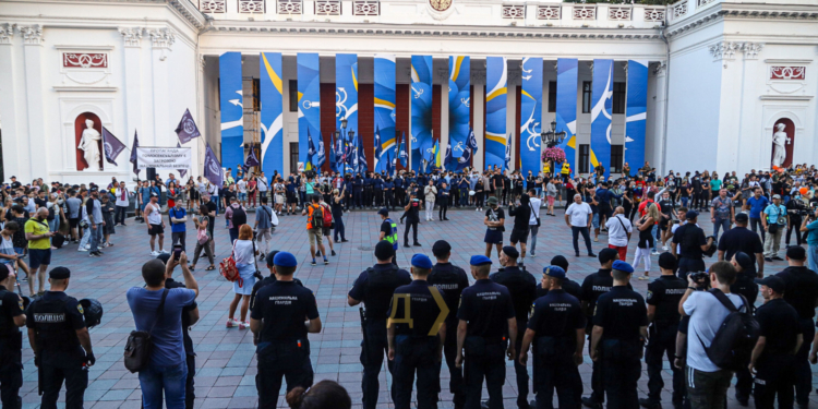 После ЛГБТ-шествия в Одессе титушки напали на полицию, полсотни человек задержано