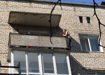 В Николаеве парень грозит прыгнуть с пятого этажа, – с ним ведут переговоры (ВИДЕО)