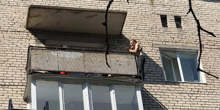 В Николаеве парень грозит прыгнуть с пятого этажа, – с ним ведут переговоры (ВИДЕО)